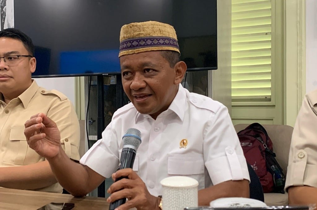 Viral! Bahlil Tampil Pede dengan Sepatu Rp250 Ribu