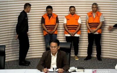 KPK Tetapkan Gubernur Riau dan Dua Pejabat Tersangka