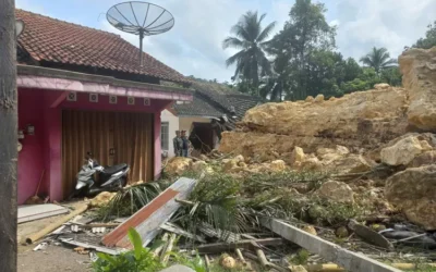 Darmakradenan Dilanda Longsor, Masyarakat Sementara Tinggal di Kerabat